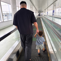 子供と歩く世帯主の後ろ姿